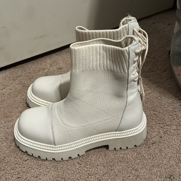 Decent boots. DONT fit me but I’ve wore them a couple times. Size 36 - Picture 3 of 5